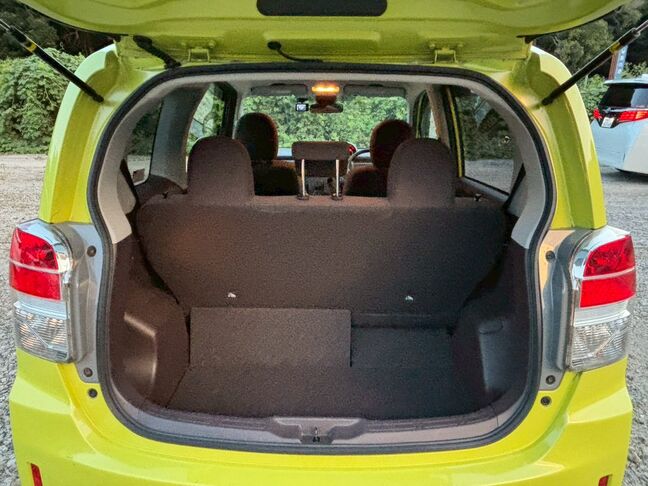 後席を倒すと、広大なフラットな荷室空間が出現！大きな荷物も余裕で積み込める、スペイドの優れた積載能力が自慢です。【スペイド】